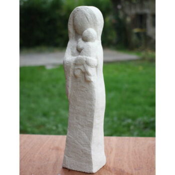 Statue en pierre de la Vierge à l’enfant de tendresse sculptée