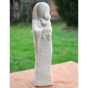 Statue en pierre de la Vierge à l’enfant de tendresse sculptée