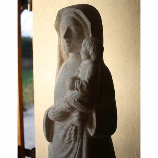 Statue de Vierge à l’enfant sculptée en pierre de style classique