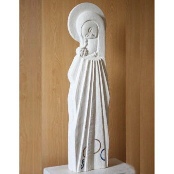 Statue de Vierge-Marie à l’enfant en pierre sculptée aux lignes modernes