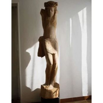 sculpture du christ en bois sculpté statue chene