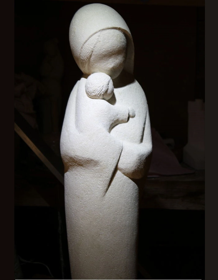 statue vierge pierre sculptee