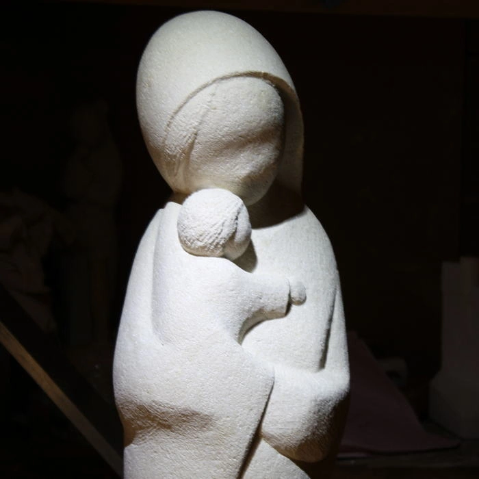 Une Statue de Vierge de tendresse : La statue en pierre de 1 mètre