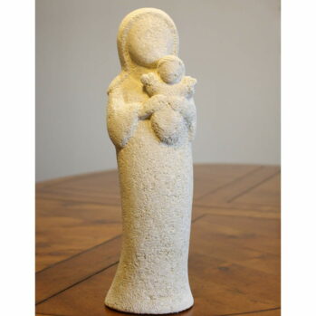 Statue de Vierge à l’enfant sculptée aux formes simplifiées