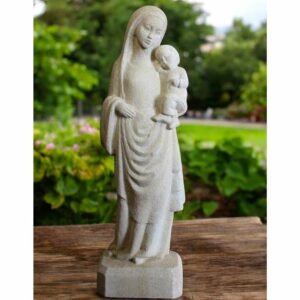 statue vierge en pierre hanchee et drapée sur embase exterieur