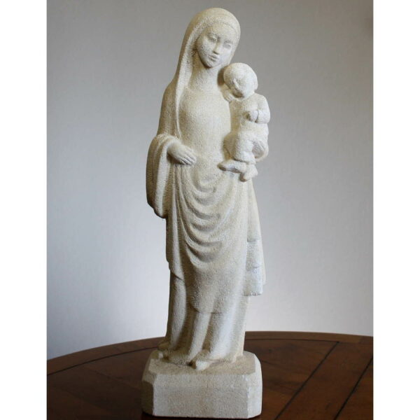 Statue de la Vierge à l’enfant hanchée et drapée en pierre sur une embase