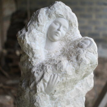 Sculpture de Vierge-Marie à l’enfant nouveau-né