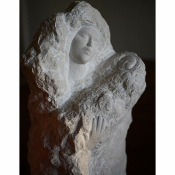 statue de vierge à l'enfant bébé en pierre sculptée