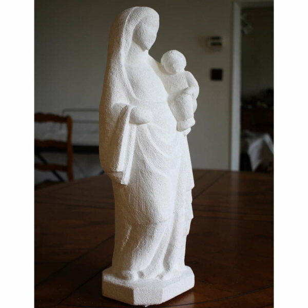 statue pierre sculptee vierge à l'enfant