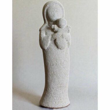 Sculpture de Vierge en pierre présentant son enfant