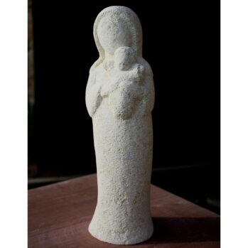 Statue de Vierge à l’enfant sculptée aux formes simplifiées