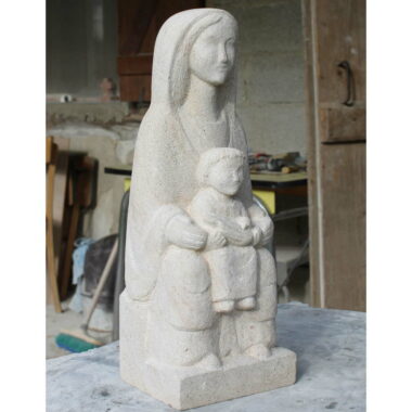 Statue de Vierge en pierre façon romane assise