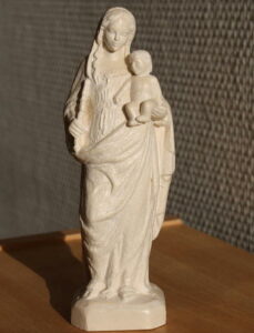 statue sculpture pierre sculptee vierge