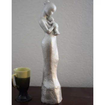 Statue de Mère et enfant de lignes modernes version argentée