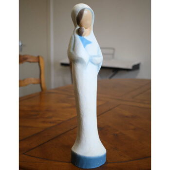 Statue de Vierge de tendresse de tons blanc et bleu