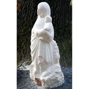 Statue de la Vierge à l’enfant sculptée avec parties pierre brute