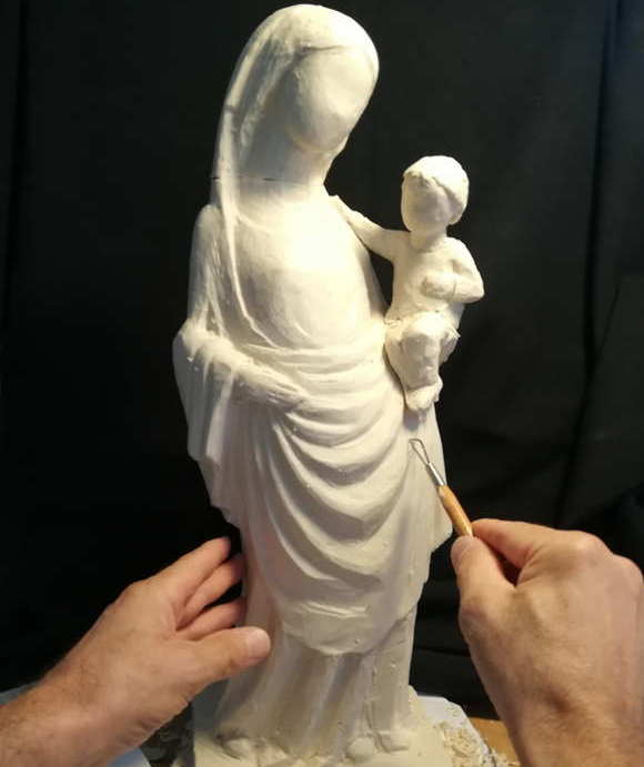 Le drapé de la Vierge à l’enfant (statue)
