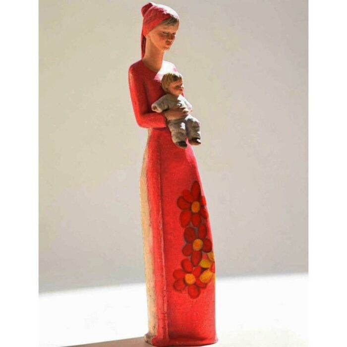 grande statue de vierge à l'enfant martin damay à la robe rouge