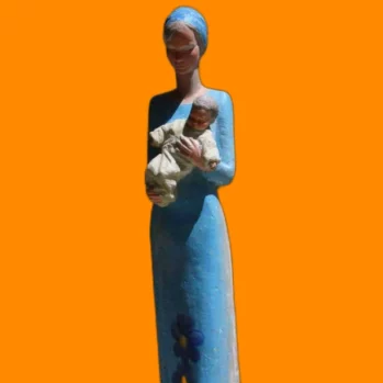 Statue de la Vierge avec l’enfant robe bleue et motifs