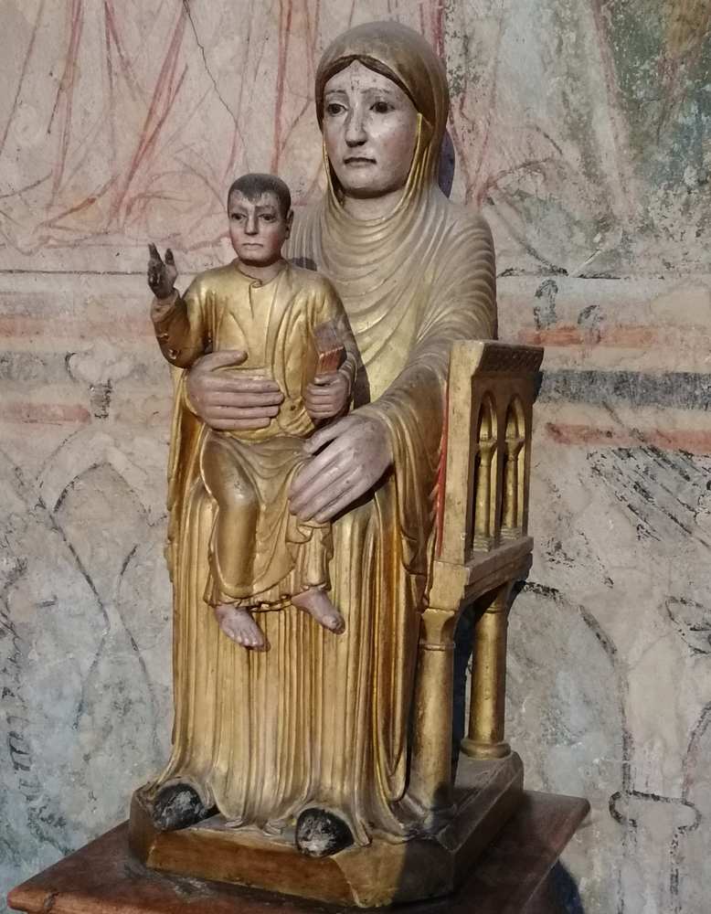 drapé vierge marie romane statue sculpture