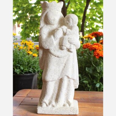 Statue de Vierge à l’enfant drapée et en pierre