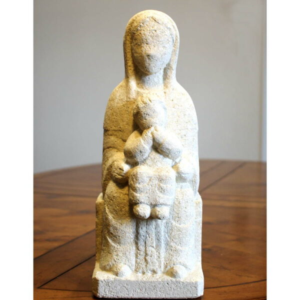 Statue de Notre Dame Vierge façon romane assise en pierre
