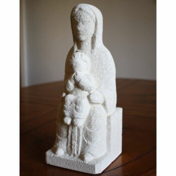 Statue de Vierge à l’enfant façon romane assise en pierre sculpture