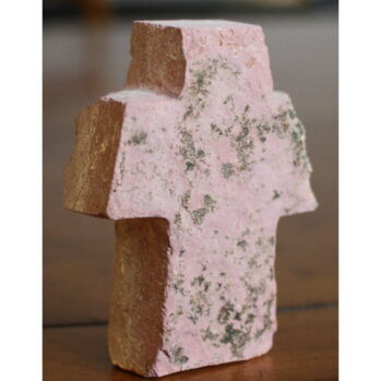 Petite croix en pierre pattée ou croix « de saint Georges »
