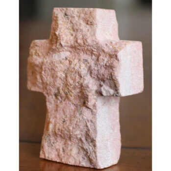 Petite croix en pierre pattée ou croix « de saint Georges »