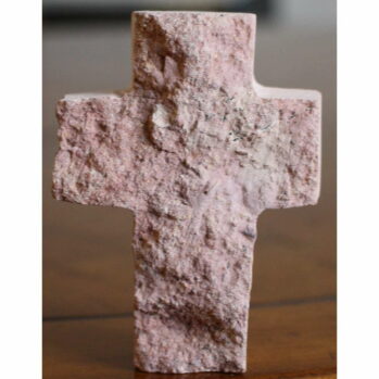 Petite croix en pierre d’aspect brut recto-verso