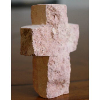 Petite croix en pierre d’aspect brut recto-verso