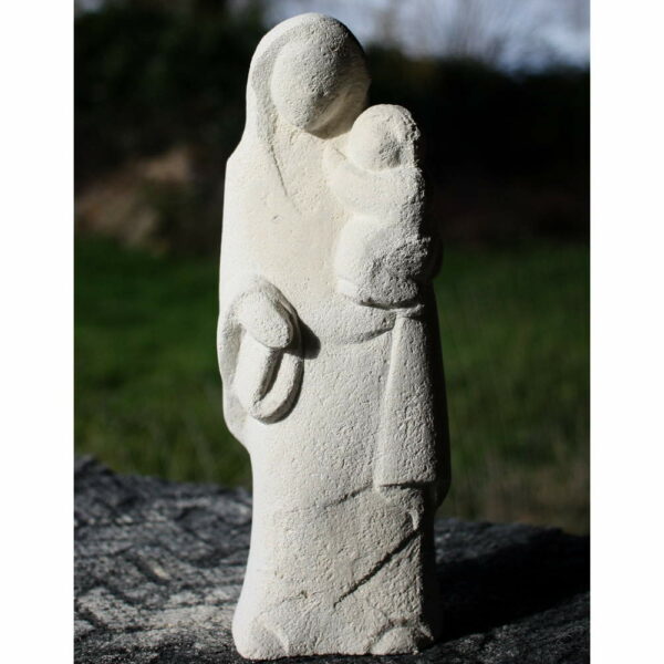 Statue Vierge l enfant en pierre naturelle façon drapé ample gothique