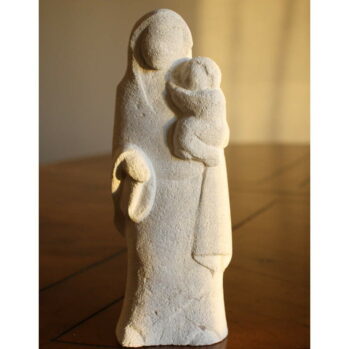 Statuette de Vierge à l’enfant en pierre sculptée