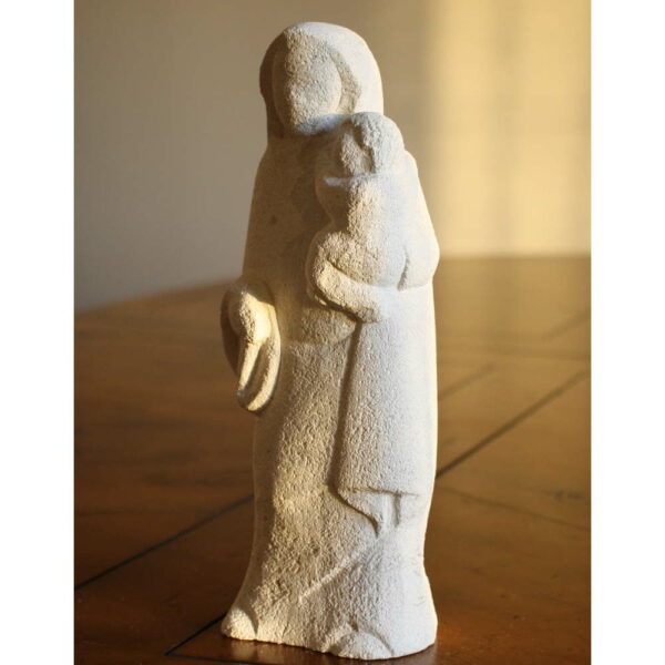 Statue Vierge l enfant en pierre naturelle façon drapé ample gothique