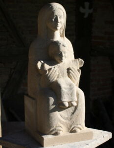 statue de vierge en pierre avec l'enfant assise niche extérieur sculptee