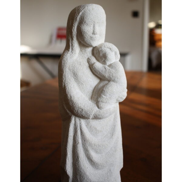 vierge enfant medieval en pierre drapée tendresse statue