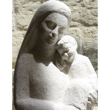 Statue de Vierge en pierre portant l’enfant exprimant la tendresse