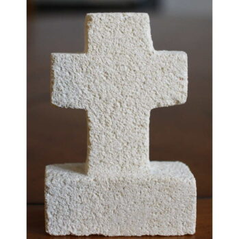 Petite croix en pierre blanche avec embase pour poser