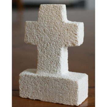 Petite croix en pierre blanche avec embase pour poser