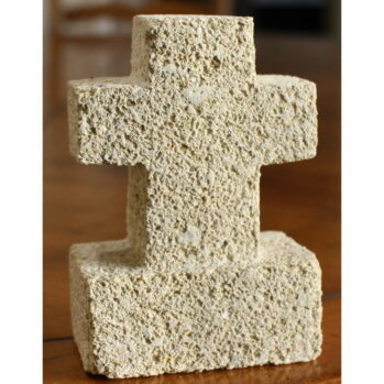 Petite croix en pierre naturelle de Luberon sur embase (1)