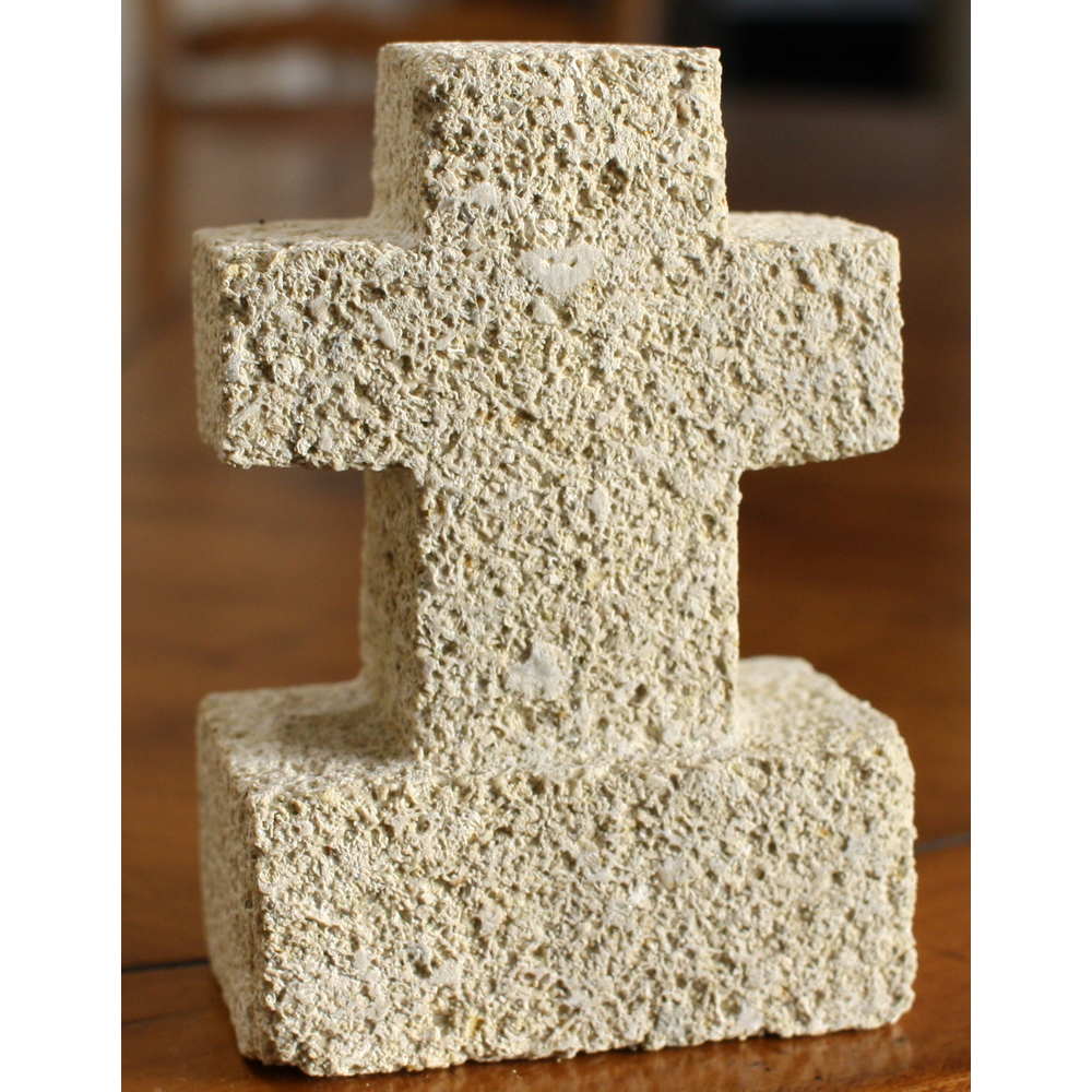 croix en pierre naturelle sculptée pour poser