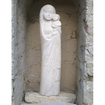 Statue de Marie portant l’enfant dans une expression de tendresse