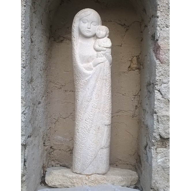 petite statue de marie en pierre sculptee naturelle avec l'enfant