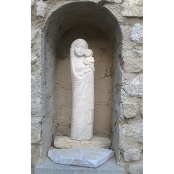 Statue de Marie portant l’enfant dans une expression de tendresse