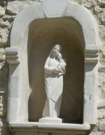 Statue de Vierge à l’enfant exprimant la tendresse
