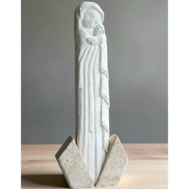 Statue de Vierge de tendresse en pierre aux lignes art-déco