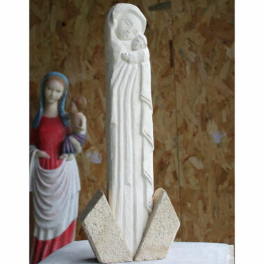 Statue de Vierge de tendresse en pierre aux lignes art-déco