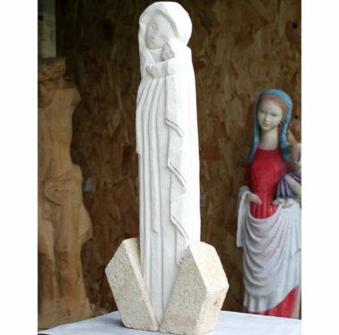 Statue de Vierge de tendresse en pierre aux lignes art-déco