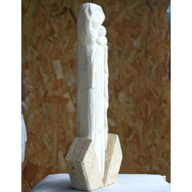 Statue de Vierge de tendresse en pierre aux lignes art-déco