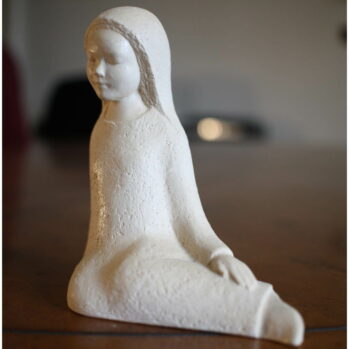 Statuette de Vierge-Marie assise contemplative pour crèche